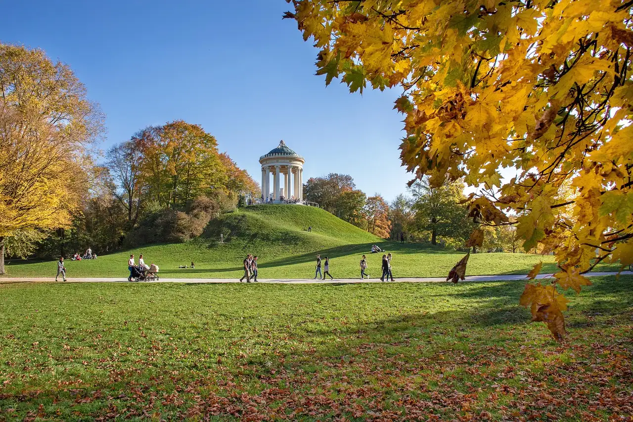 Der runde Monopteros auf seinem Hügel im Englischen Garten, rundherum Herbstbäume