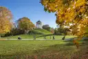 Der runde Monopteros auf seinem Hügel im Englischen Garten, rundherum Herbstbäume