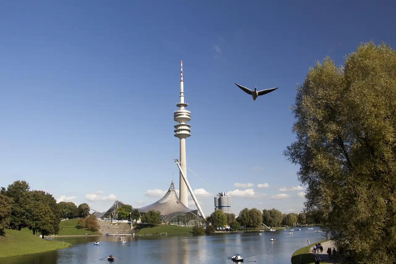 Der Olympiaturm und die Zeltdächer am See im Olympiapark