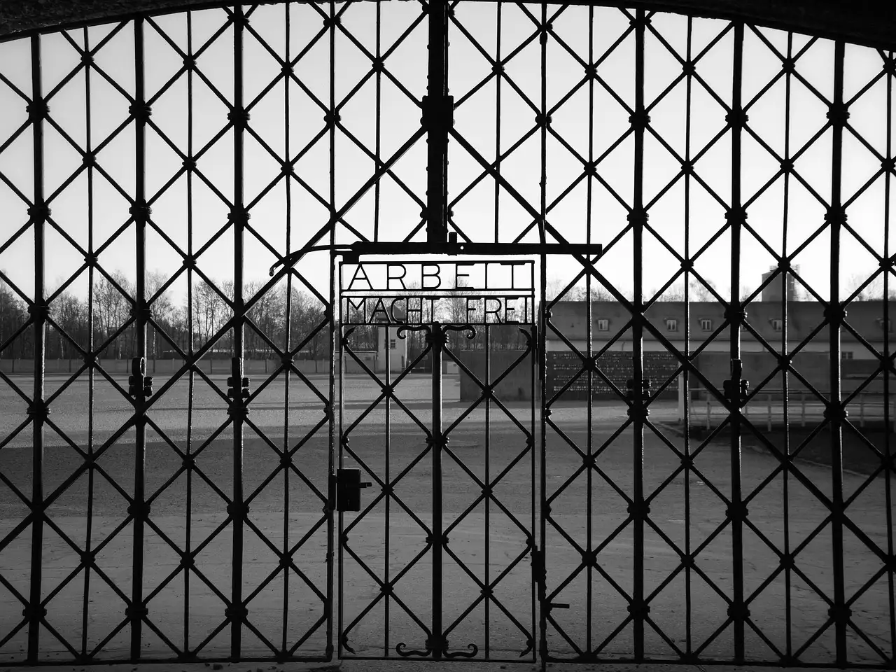 Das eiserne Tor am Eingang des ehemaligen Konzentrationslagers Dachau