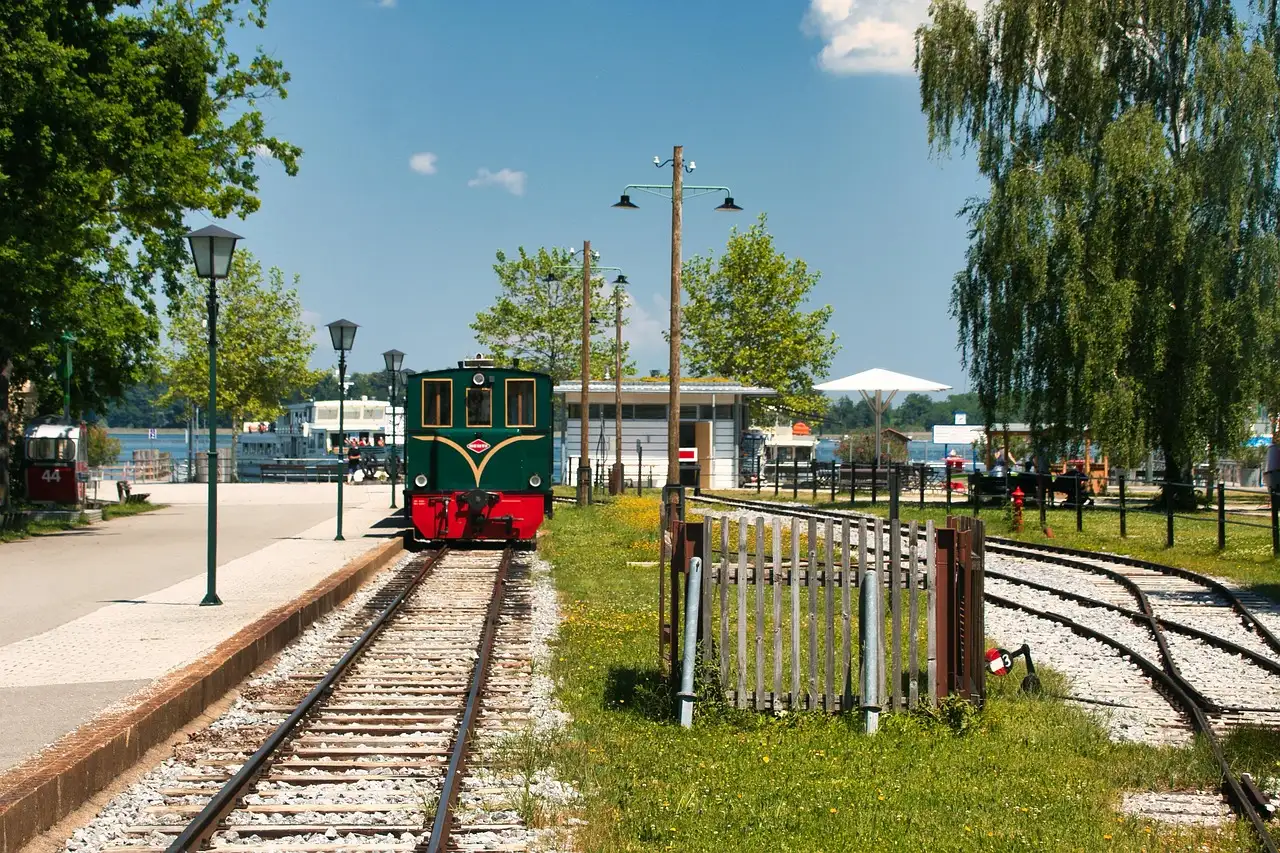 Ein kleiner alter Dampfzug an einem Bahnhof am Ufer des Chiemsees