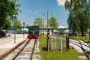 Ein kleiner alter Dampfzug an einem Bahnhof am Ufer des Chiemsees