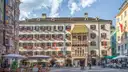 Das Goldene Dachl an einem bemalten Altstadthaus in Innsbruck