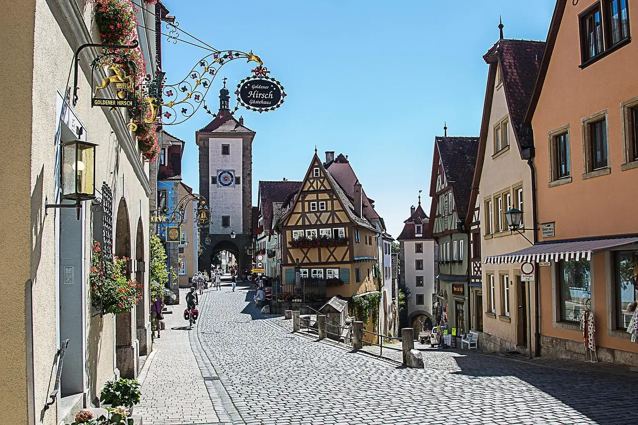 Das Plönlein in Rothenburg ob der Tauber: Fachwerkhäuser und zwei alte Türme