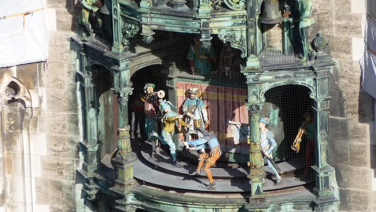Die Figuren des Glockenspiels am Neuen Rathaus auf dem Marienplatz in München