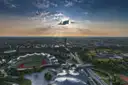 Die zeltartigen Dächer des Olympiastadions von oben, dahinter die Stadt