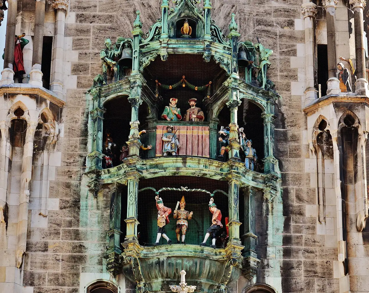 Die bemalten Figuren des Glockenspiels am Neuen Rathaus am Marienplatz