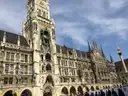 Das Neue Rathaus mit dem Glockenspielturm am Marienplatz, rechts die Mariensäule