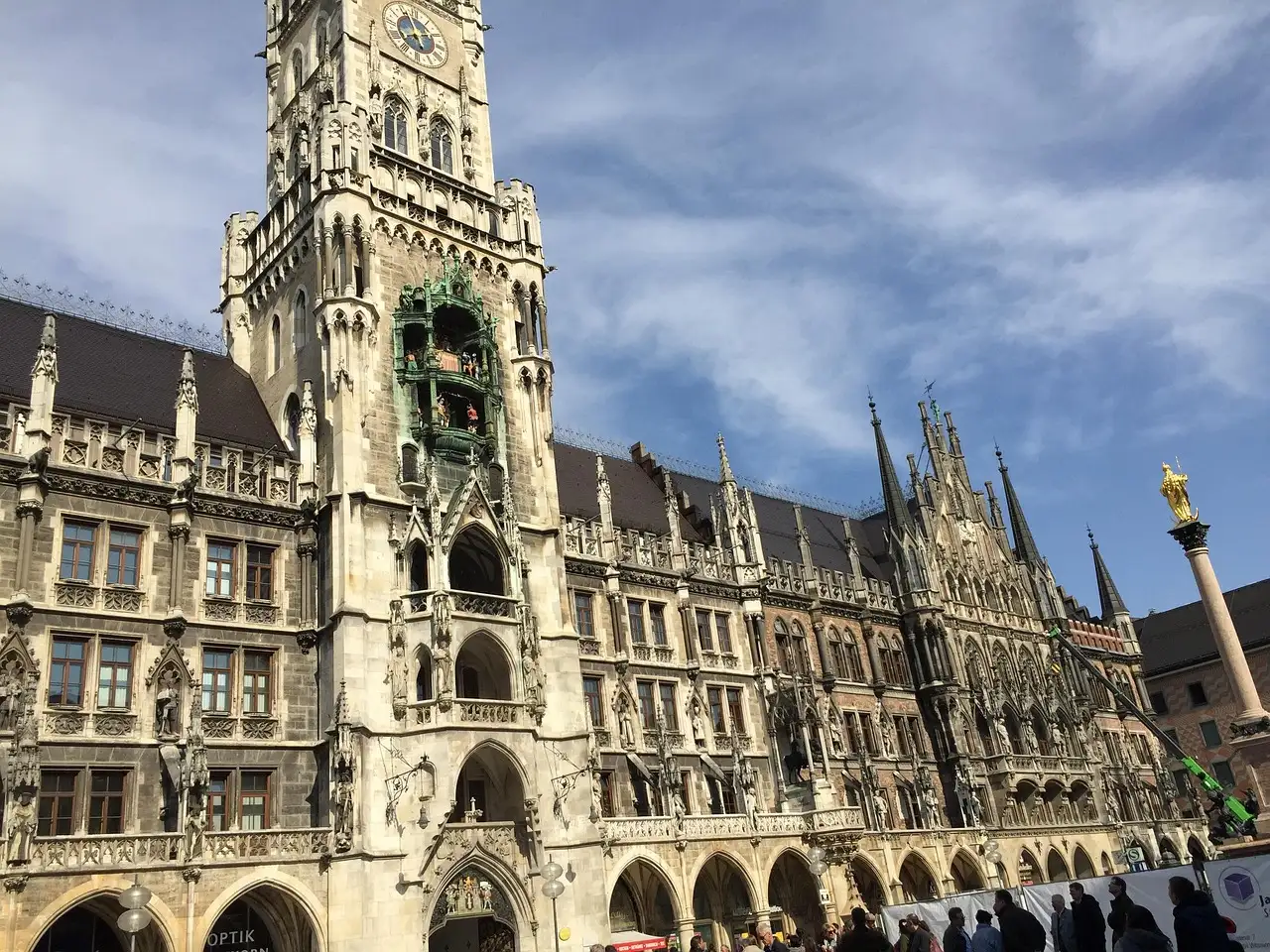 Das Neue Rathaus mit dem Glockenspielturm am Marienplatz, rechts die Mariensäule