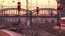 Signale und Gleise vor dem Münchner Hauptbahnhof in der Dämmerung, dahinter die Hackerbrücke