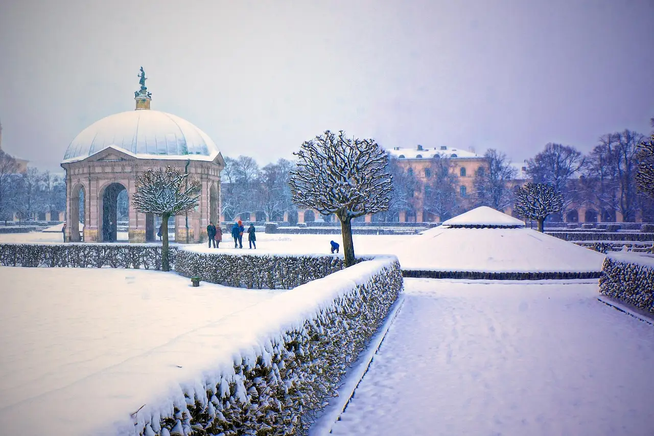 Der Dianatempel und verschneite Hecken im Münchner Hofgarten an einem Schneetag