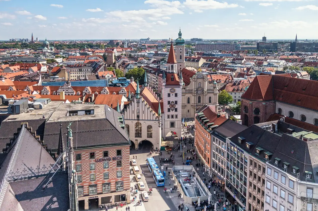 Der Marienplatz und das Alte Rathaus von oben