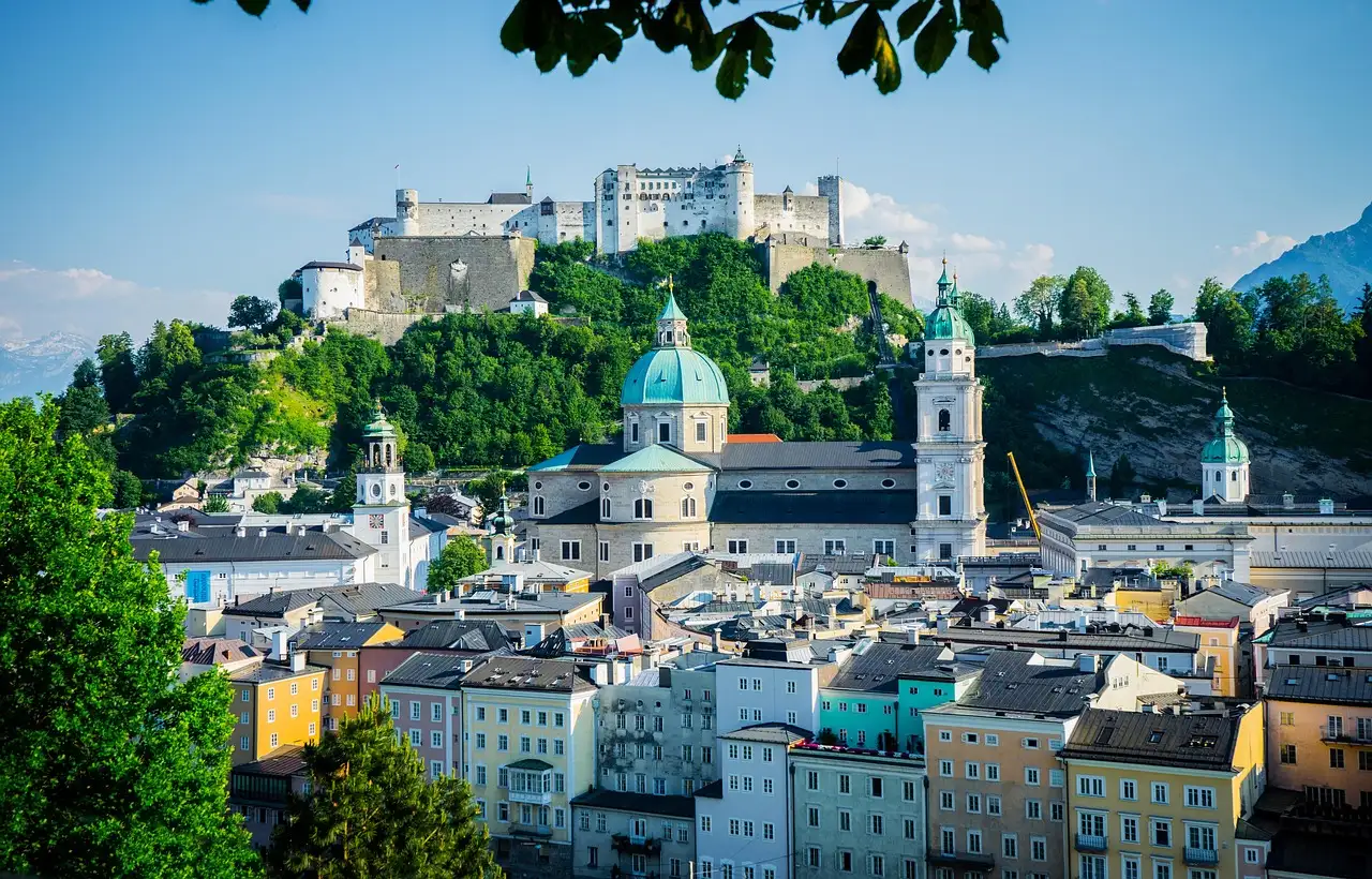 Die Altstadt von Salzburg mit den Kuppeln des Doms und der Festung Hohensalzburg auf dem Berg darüber
