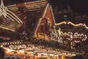 Eine Holzbude auf dem Weihnachtsmarkt, nachts mit Lichterketten beleuchtet