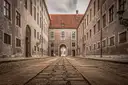 Eine Gasse mit Kopfsteinpflaster zwischen alten Steinhäusern in der Münchner Innenstadt