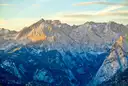 Felsige Alpengipfel über Garmisch-Partenkirchen im Morgenlicht