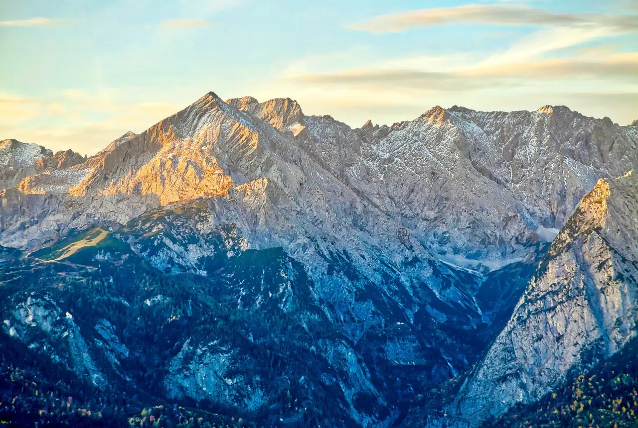 Felsige Alpengipfel über Garmisch-Partenkirchen im Morgenlicht