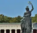 Die Bronzestatue der Bavaria mit Löwe über der Theresienwiese in München