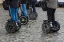 Mehrere Segways auf einem Platz mit Kopfsteinpflaster
