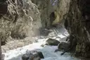 Ein Bach rauscht zwischen den steilen Felswänden einer Schlucht