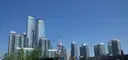 Gläserne Wohntürme am Queens Quay an Torontos Waterfront unter klarem blauem Himmel
