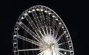 Das Niagara SkyWheel weiß beleuchtet vor dem Nachthimmel