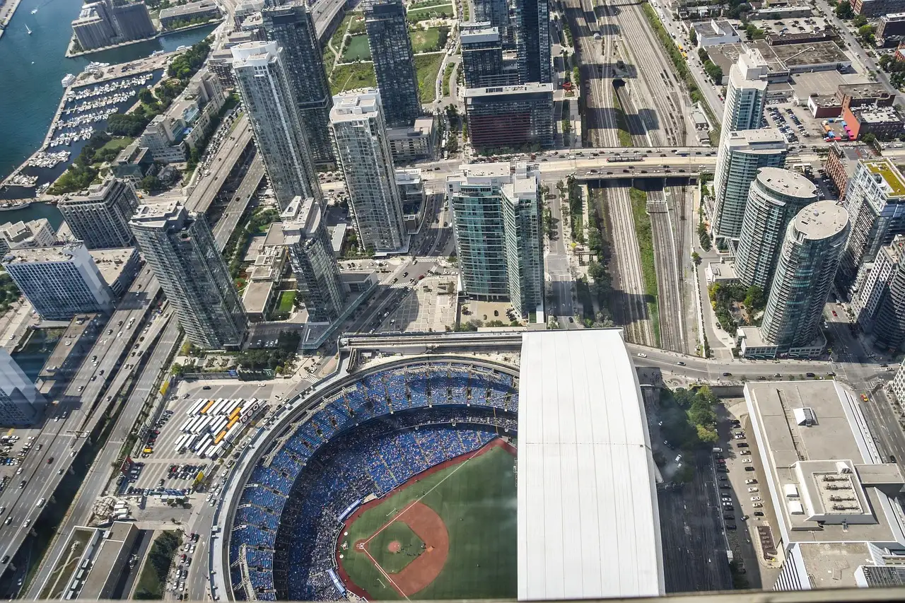 Blick vom CN Tower hinunter auf das Rogers Centre, die Bahngleise und die Türme an der Waterfront