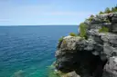Kalksteinklippen über klarem türkisfarbenem Wasser an der Georgian Bay