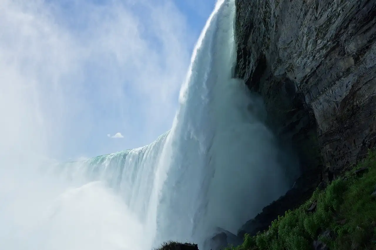 Wasser stürzt über die Kante der Horseshoe Falls, von der Seite gesehen