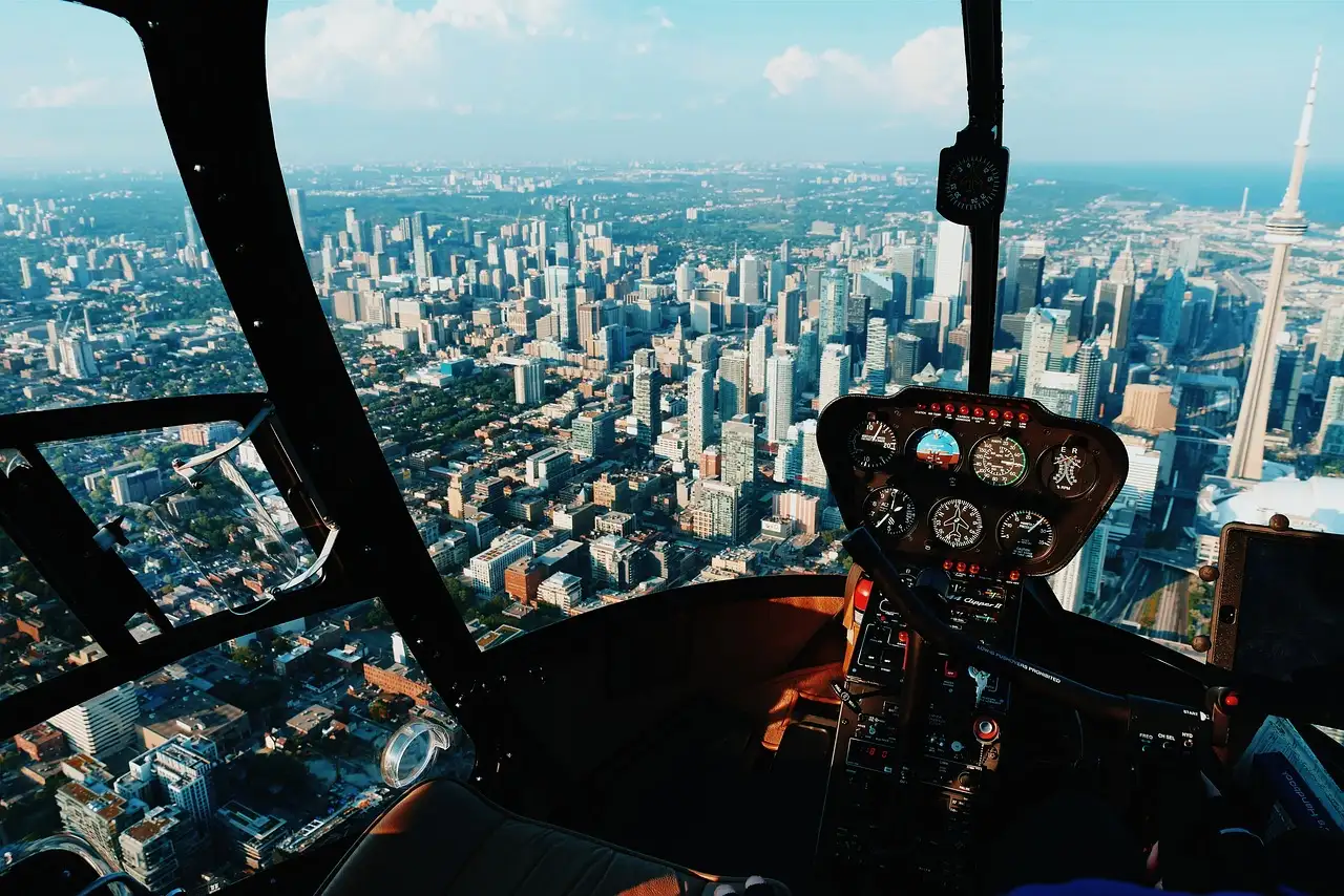 Downtown Toronto und der CN Tower durch die Frontscheibe eines Hubschrauber-Cockpits