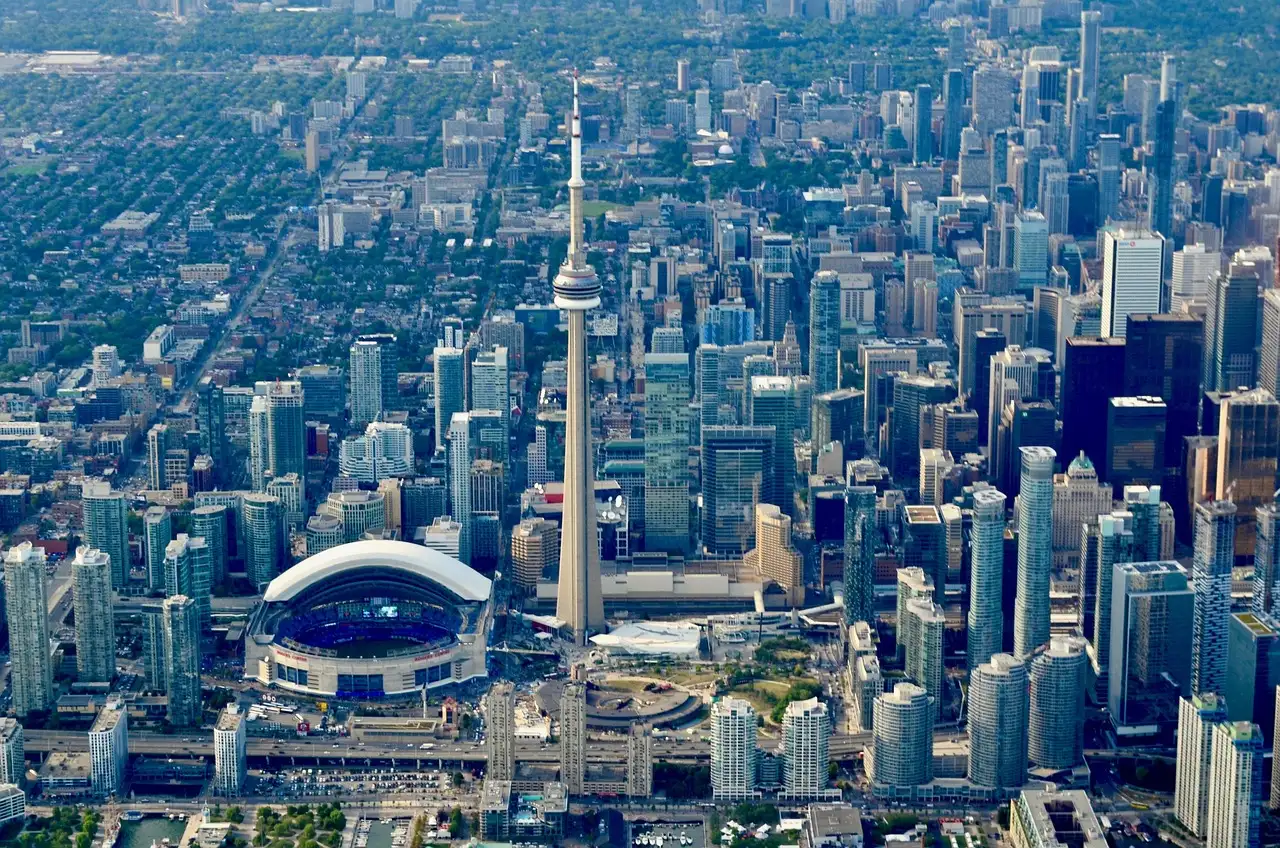 Downtown Toronto aus der Luft, mit dem CN Tower und der weißen Kuppel des Rogers Centre zwischen den Hochhäusern