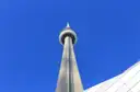 Der CN Tower von unten vor tiefblauem Himmel