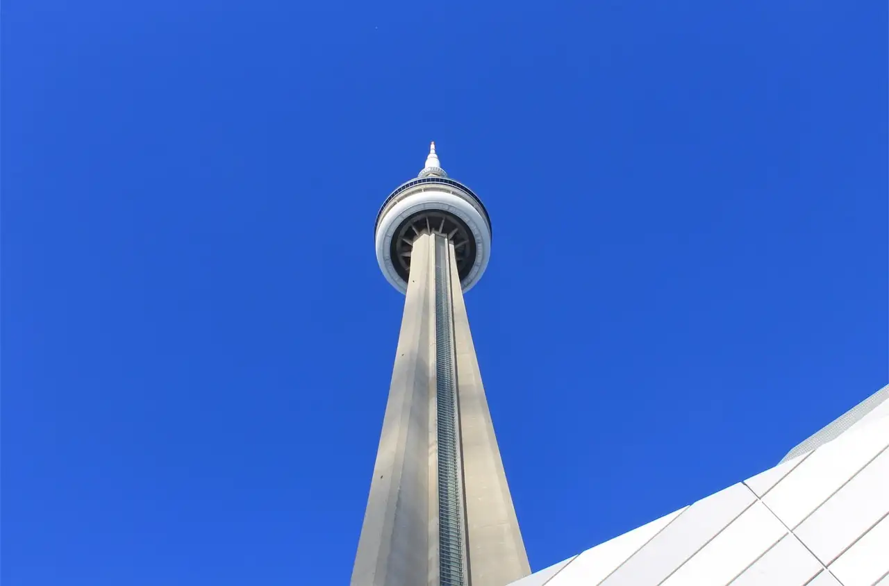 Der CN Tower von unten vor tiefblauem Himmel