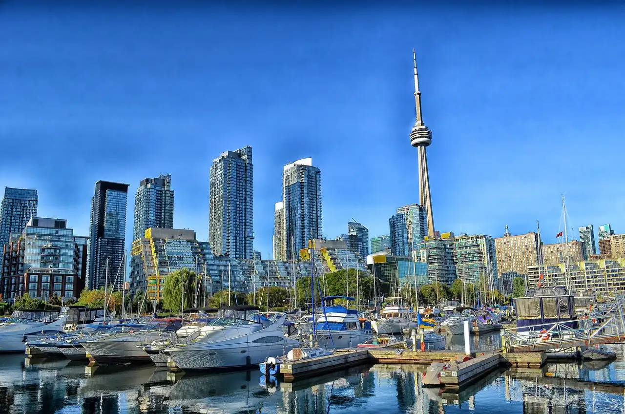 Boote in einer Marina an Torontos Waterfront, dahinter Wohntürme und der CN Tower