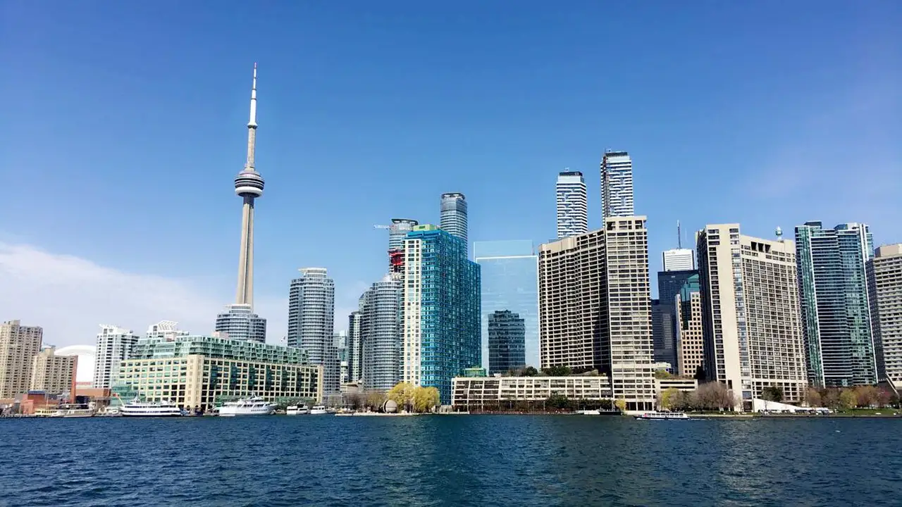 Der CN Tower und die Wohntürme am Ufer von Downtown Toronto, vom blauen Ontariosee aus gesehen.