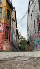 Eine Gasse in Toronto mit graffitibedeckten Wänden