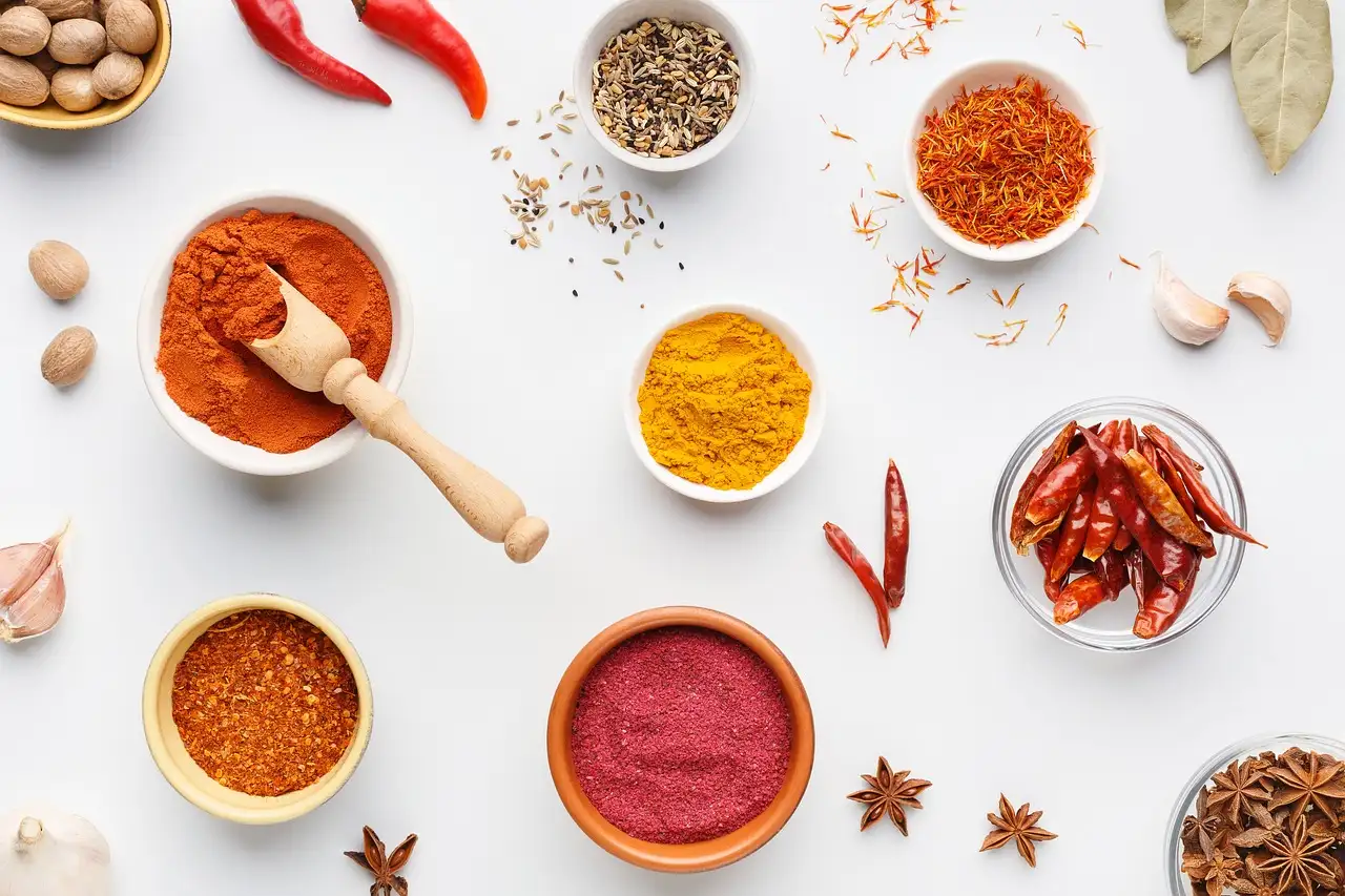 Schalen mit gemahlenen Gewürzen, Chilis und Sternanis