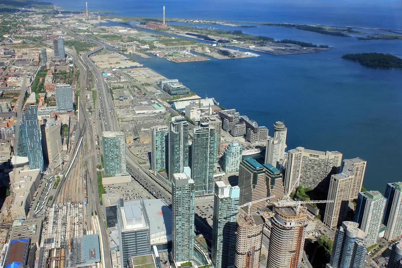 Torontos Waterfront und Hafen von oben, gegenüber die Toronto Islands