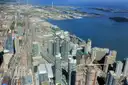 Torontos Waterfront und Hafen von oben, gegenüber die Toronto Islands