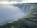 Gischt steigt von der geschwungenen Kante der Horseshoe Falls auf