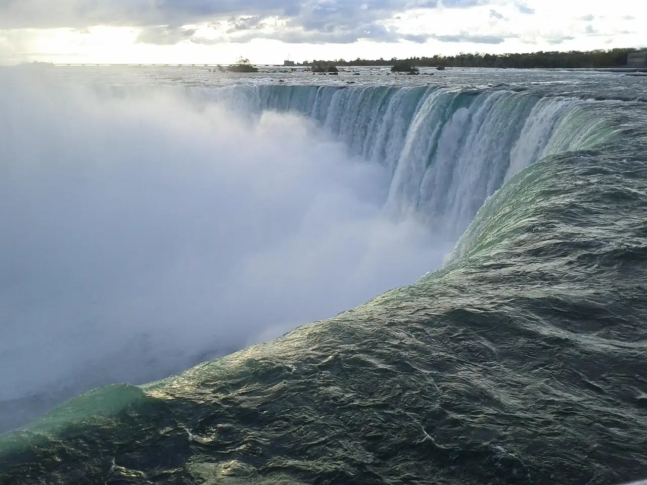 Gischt steigt von der geschwungenen Kante der Horseshoe Falls auf
