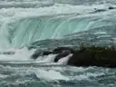 Schnelles grünes Wasser an der Kante der Horseshoe Falls