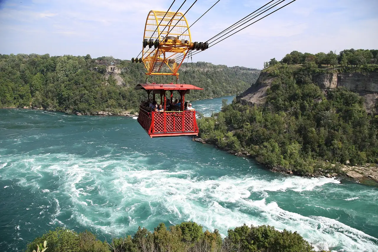 Eine rote Seilbahn hängt über dem grünen Fluss in der Niagara-Schlucht