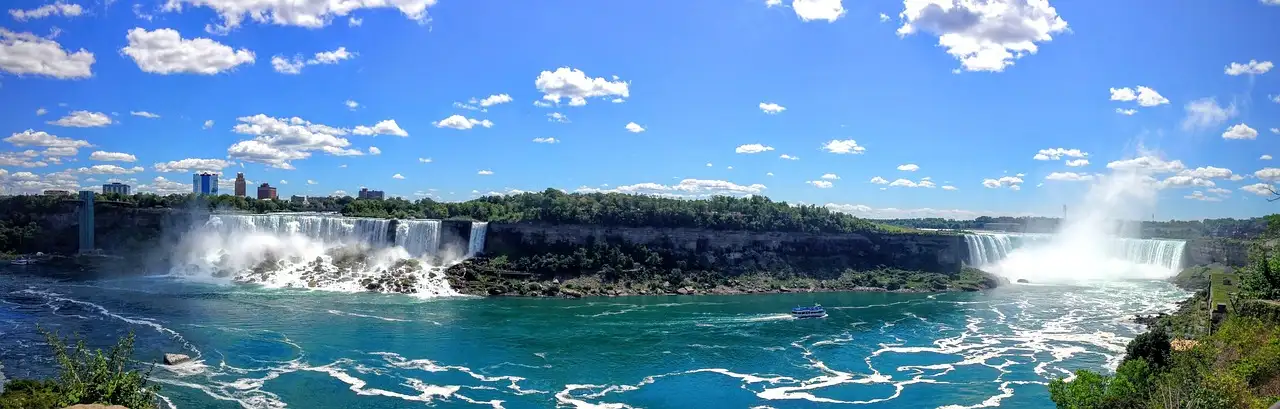 Die American Falls und die Horseshoe Falls nebeneinander über der Niagara-Schlucht