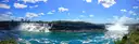 Die American Falls und die Horseshoe Falls nebeneinander über der Niagara-Schlucht