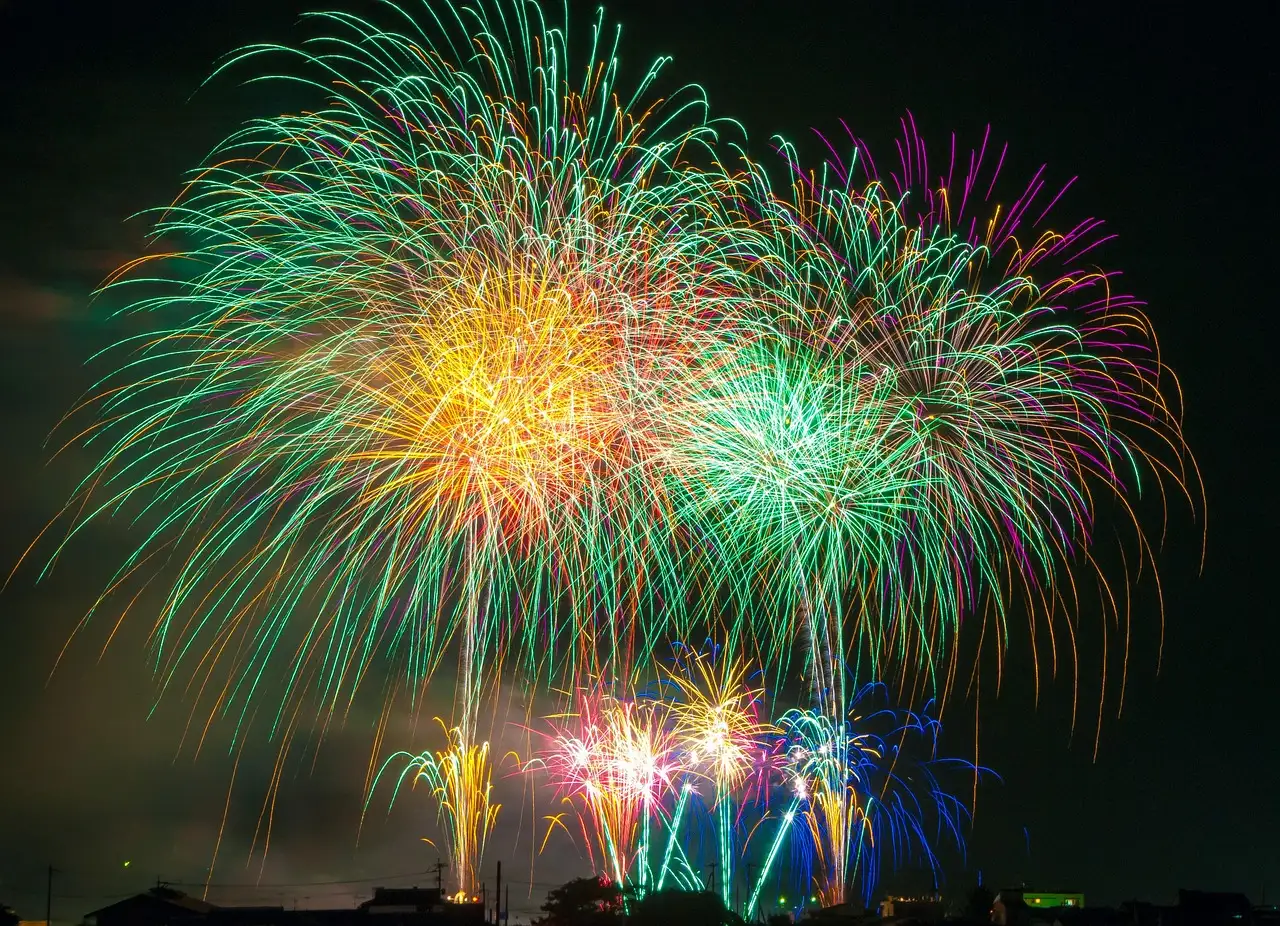 Buntes Feuerwerk am Nachthimmel