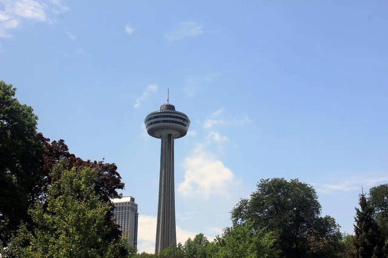 Der Skylon Tower ragt an einem klaren Tag über grüne Bäume