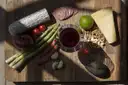 Käse, Salami und ein Glas Rotwein auf einem Holzbrett