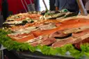 Frischer Fisch und Lachsfilets auf Eis an einer Markttheke