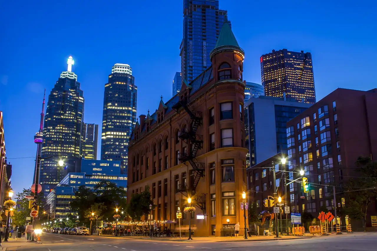 Das Gooderham Flatiron Building an der Front Street in der Dämmerung, nahe dem St. Lawrence Market